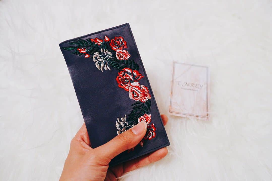 Lisaのインスタグラム：「お気に入りのiPhoneケース❤️ . だーいすきなちびりさことりっぴとえりなまるの shopのE.MREYのもの💋✨ お洒落すぎて見るたび幸せになる😩💓笑 . スライド式ケースだから機種問わず使えます🙈✨ 今このケース1000円オフで買えるのと、他も二人の センスの良さ出まくりで可愛いものしかないから 皆覗いて見てね👀❤️❤️❤️ #emrey #エムレイ#iPhoneケース#オシャレ#スライド式#刺繍#iPhonexもいけました#instadaily#instagood#instasize#instapic#instamag #instalike#like4like」