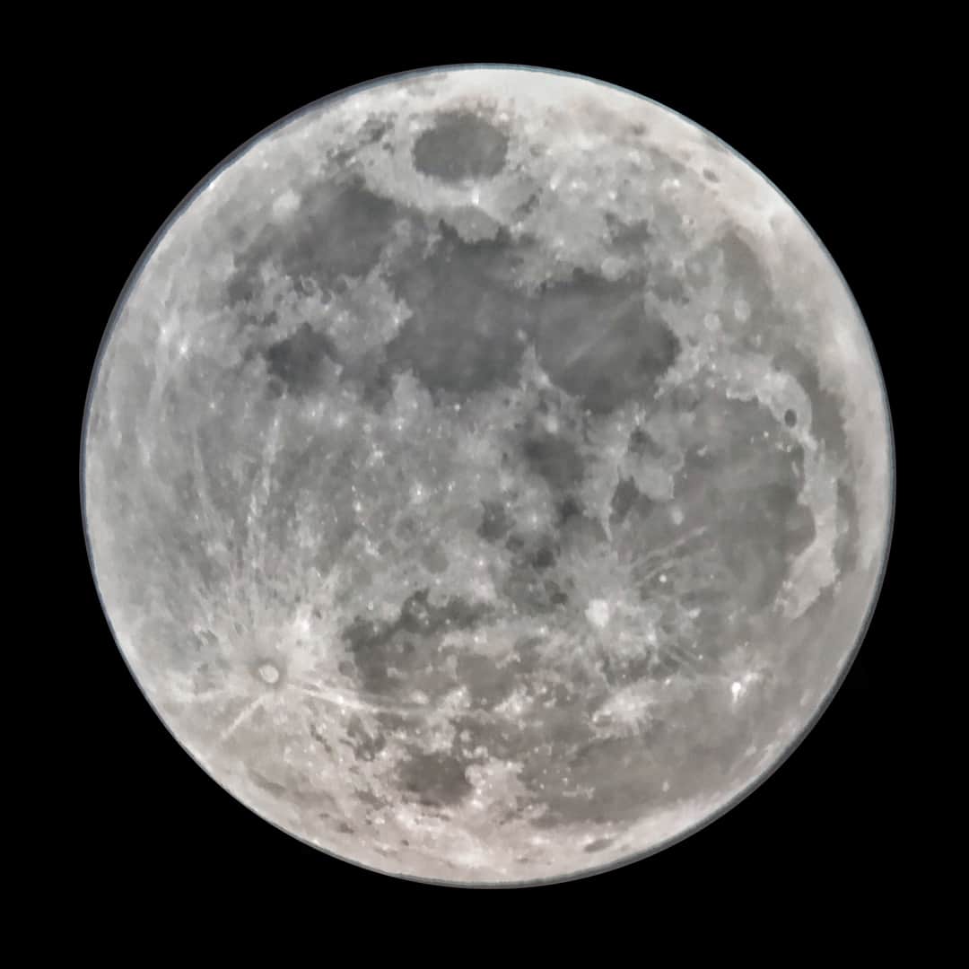 アンミカさんのインスタグラム写真 - (アンミカInstagram)「旦那様が昨夜、お気に入りの天体望遠鏡で撮影したブラッドムーン✨✨スーパームーンでもあったので、月の大きさが際立ちます✨✨ 2枚目はブラッドムーン前の満月🌕✨こちらのブルームーンもシェアします😊✨ photo by @theodore21118miller  #三枚目は特別な満月の夜にディナーしたメンバー #豪から世界に月の映像を配信した自慢の天体望遠鏡で撮影🔭 #月や星の写真撮影が大好きな旦那様 #獅子座満月のパワーは今夜の20時まで続くのでお祈りして下さい✨ #今日はひるキュンにAtsushiくんが登場します！ #明日2日は朝の9時からBBクリームQVCで発売です！ #fullmoon #bloodmoon #supermoon #model #ahnmika #power #happy  @kogamihokogamiho @nica77official」2月1日 11時25分 - ahnmikaofficial