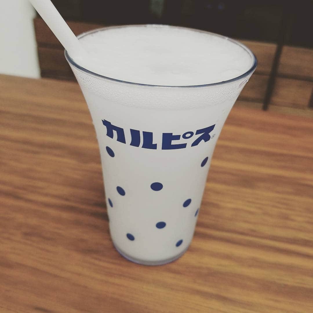池田夏希さんのインスタグラム写真 - (池田夏希Instagram)「カルピス買ったらコップが付いてきた😉🍹 . 青と水色とピンクがあったけどカルピスっぽく青にしました😊✨ このコップで飲むだけでいつもより美味しく感じる♡ . お水で割るんではなく、炭酸好きな私はカルピス原液×炭酸水でカルピスソーダ🎵 . #カルピス #calpis #カラダにピース #炭酸水で割る #カルピスソーダ #カルピスのおまけ #コップ #嬉しい」2月1日 21時20分 - natsukiikeda624