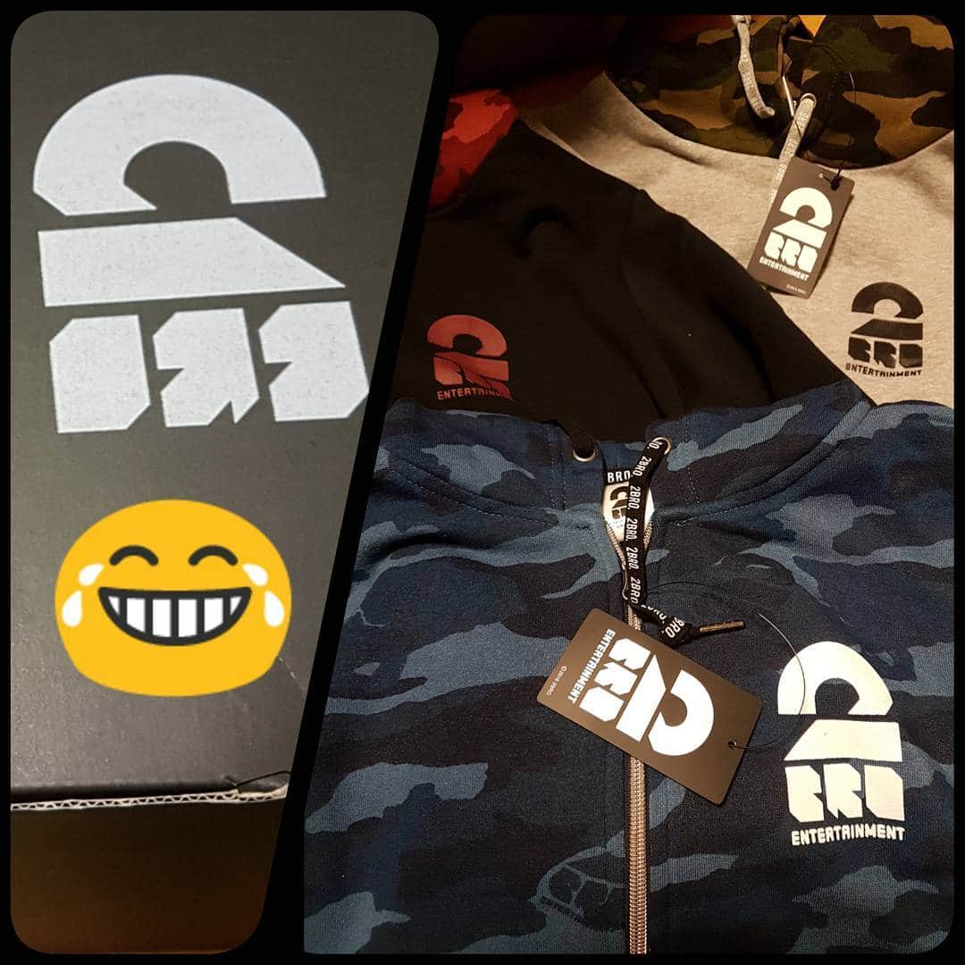 のインスタグラム：「レアBOX来たー🎁(笑) からの試着会😁 #2broパーカー」