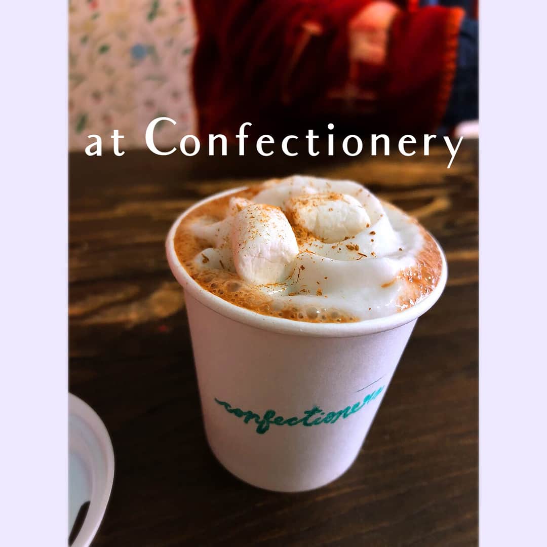 のインスタグラム：「. 【食べインスタ】 ニューヨーク編 #VeganFoodInstagram in #NYC 年始に行ったニューヨークで食べたヴィーガン店を。といってもほぼ行ったことあるもの&ここでも紹介したことある所ばっかりだったので写真だけでも楽しんでください♡ ①❤️Vegan Hot Chocolate(w Marshmallow &  coco whip)❤️at 【Confectionery】 ②🧡Vegetable steamed dumplings w Hot chili oil🧡at 【Vanessa’s Dumpling】 ③💛Vegan macaroons( Rose, Oreo, Jasmine, PB) 💛Sweet Maresa’s at 【Confectionery】 ④💚Dumplings, Sweet sour pork, Curry Udon, PB Bomb cake💚at 【Go Zen】 ⑤💙Lettuce wrap, Fried Shrimp w Mayo, Sautéed Chinese broccoli💙at 【Buddha Bodai】 ⑥💜Falafel sandwich💜at 【Taim】 ⑦❤️Monthly roll of January, Spicy shroom wrap❤️at 【Beyond Sushi】 ⑧🧡Vanilla cupcake, Raspberry tiramisu cupcake🧡at 【by Chloe】 ⑨💛Sweet sour crispy mushroom, Pancake sampler, Desert platter💛at 【Hangawi】 . ①-④は今回初紹介。②は以前住んでた時にハマってよく食べてたんだけど、今回別店舗だったからか前と違ってちょっとショック。もっとトッピングが乗ってて食べ応えある感じでした。①と③は同じお店なのですが、可愛いお店で、このマカロンはSweet Maresa’sてお店のもので、(確か市外で作っている)市内のここにおろしているみたい。実はこのマカロン、前にベジフェスで食べて大感動したのでまさか市内でまた出会えるとは！びっくりしますよ、マカロンまんま！ ⑤、ヴィーガンチャイニーズはやっぱりここだね！量多いから持ち帰り必至。⑦ビヨンドスシのサービス有りレストラン店舗がミッドタウンに出来てた！そこに行ってきました。1月のマンスリーロールがドンピシャ。カニカマみたいなのが入ってて、おそらくお野菜で再現してるみたいなんだけど、何なのか解明できなかった😕⑧クロエのカップケーキは本当に優秀。ティラミスカップケーキ狙いで行ったら売り切れでピンク色のバニラカップケーキ食べたけど、グルテンフリーなのに感じないほどふわふわで、ニューヨーカーの友達も「甘すぎるからカップケーキ食べないけど、これ全然甘過ぎず美味しい！」と太鼓判。ティラミスは後日諦められず笑 今回新しい所ほかにも行きたかったんだけど、いつものとこも行きたいしで、全て制覇は出来ず。 ＊今回はニューヨークで買った食品を別投稿で紹介しようと思います＊ . #FoodInstagram#FoodBlog#VeganInstagram#VeganBlog#SonimVeganSelection#VeganInNYC #ソニンヴィーガンセレクト #ヴィーガン店紹介 #ヴィーガンレストラン #ヴィーガンニューヨーク」