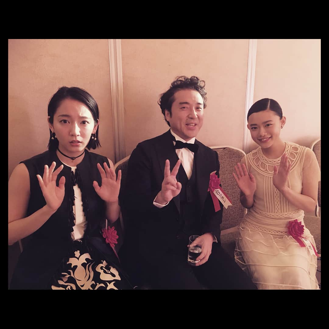 杉咲花さんのインスタグラム写真 - (杉咲花Instagram)「エランドール賞にて、新人賞をいただきました。 お世話になった全ての皆様、作品を観てくださった皆様、そして家族に、心から感謝。 3枚目の写真は授賞式にてムロツヨシさん、吉岡里帆さんと。 「きみが心に棲みついた」毎週拝見させて頂いております🤗✨」2月1日 22時08分 - hanasugisaki