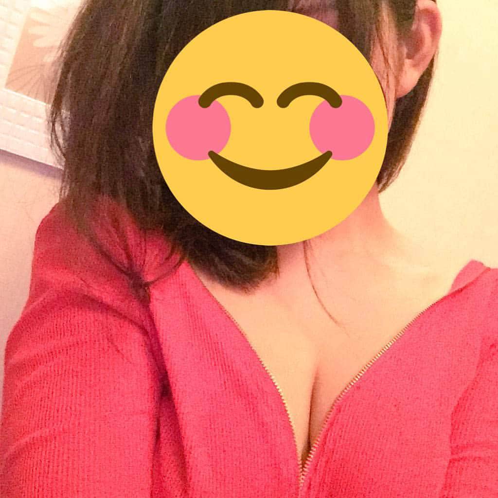 のインスタグラム：「普段服屋さんじゃ絶対手に取らない色だけど…バレンタインが近づくと赤い服が着たくなる不思議な現象。笑  皆様おはようございます☀」
