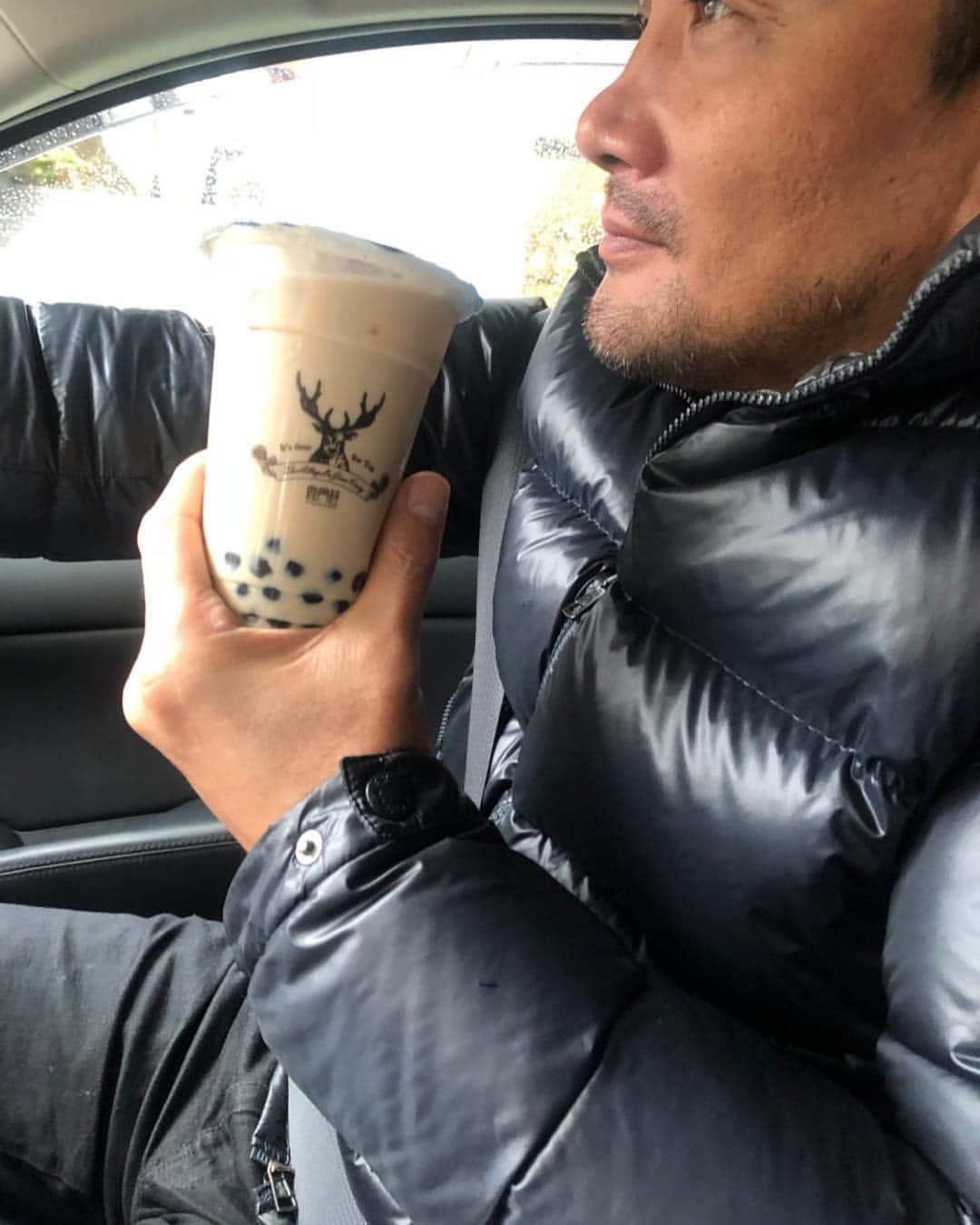 竹原慎二のインスタグラム：「自由が丘で今日オープン THE ALLEY うまいわ〜 もちもちしとるわ〜 #自由が丘 #タピオカ」