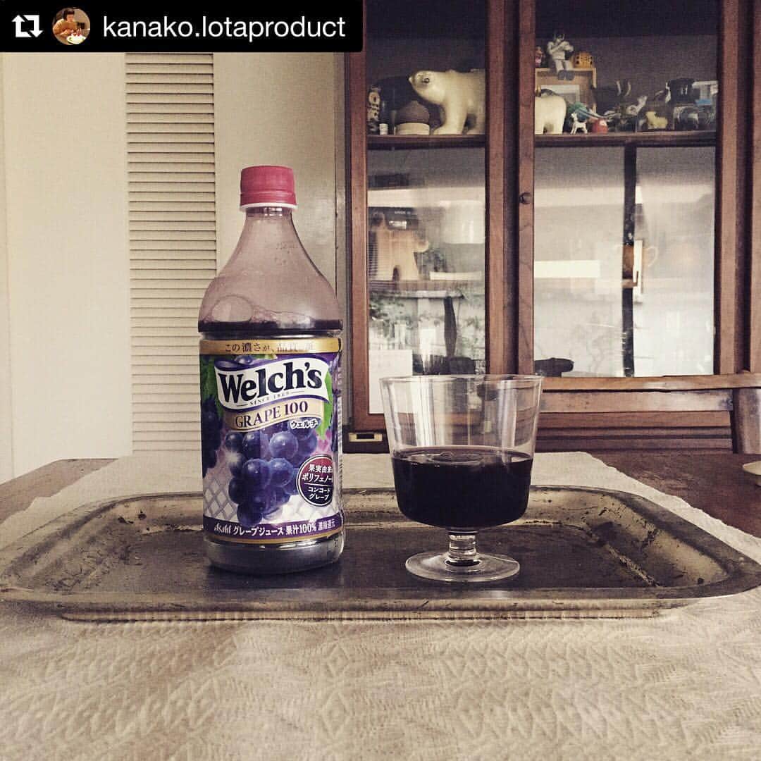 ウェルチのインスタグラム：「#Repost @kanako.lotaproduct ・・・ Welch'sのグレープジュースのことを調べたら、アメリカ・ニュージャージー州の教会で行う聖餐式で使う未発酵のワインを作ったのが始まりとか。それを作ったのが医師のウェルチ博士。歴史を知ってから飲むのはまた美味しさが違います。このボトル1本に12房の葡萄が入っているのが驚きです。仕事合間に「ゴクゴク」飲むのが密かな楽しみ。（特にデスクワーク中） #ウェルチ#明日のための美味しいポリフェノール#リンネル#PR」