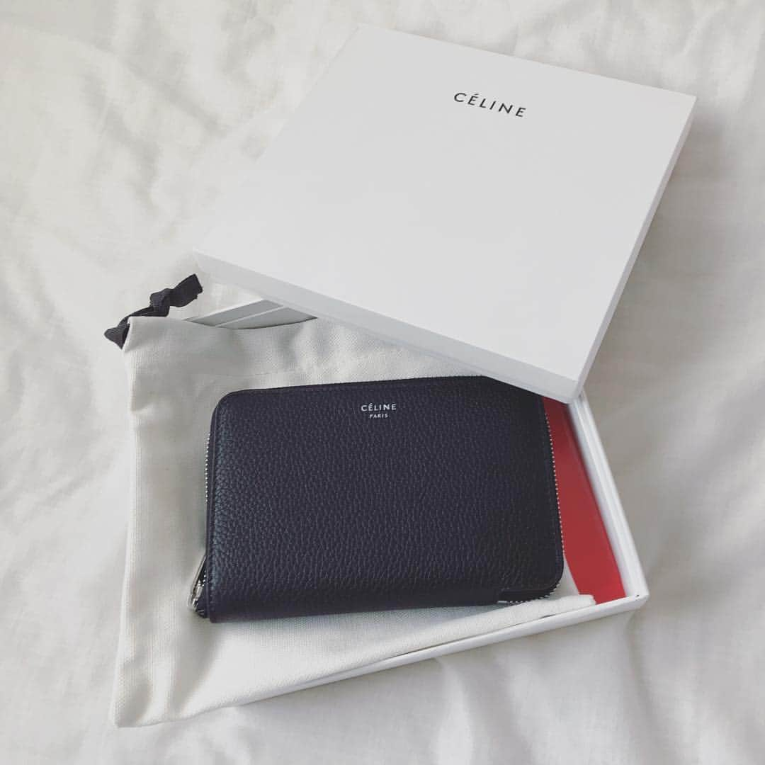 010iii_k_kot_kot__40さんのインスタグラム写真 - (010iii_k_kot_kot__40Instagram)「#newin #celine #newwallet #instagood  今日から新しいお財布♡ * 寒いしお天気悪いけど 気分上がります♫ * * #今日から2月今月もよろしくですʕ•ᴥ•ʔ * * #ブラックのお財布初めてかも #やっぱりこのシンプルさが好き #中はイエロー🧡 #wallet #black #財布 #一粒万倍日 #天赦日 #セリーヌ #クリスマス前に買ってたコ #ここまで寝かせておいた #久しぶりに新しいお財布 #celinewallet」2月1日 18時28分 - 010iii_k_kot_kot__40