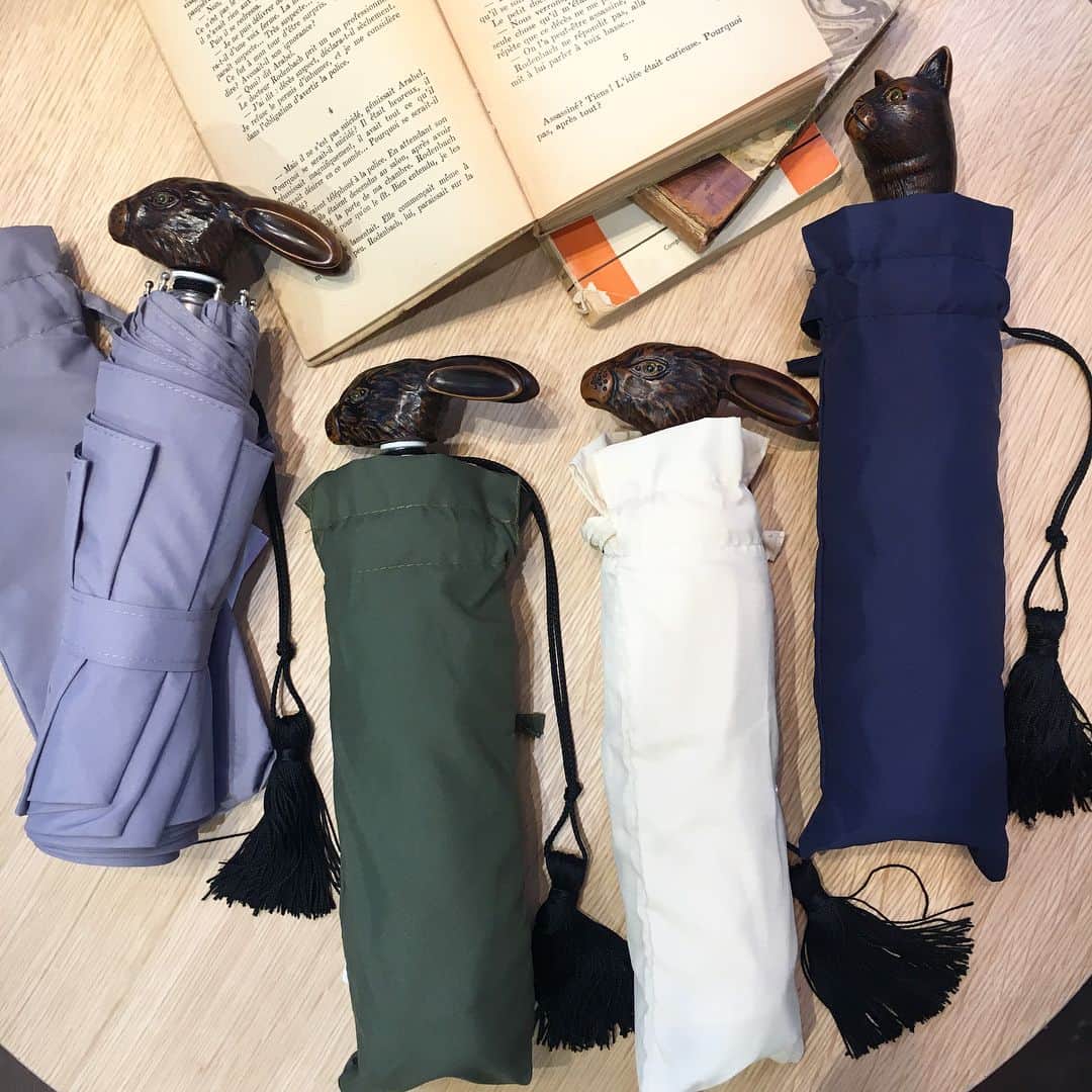 オルネ ド フォイユさんのインスタグラム写真 - (オルネ ド フォイユInstagram)「フランスの老舗ブランドGuy de Jean(ギィ ド ジャン)。小さな工房で一点一点丁寧に手作りされている、しっかりとした造りの傘です。ファッションの一部として持ち歩くのが楽しくなる動物モチーフの柄が魅力です。 . #guydejean #umbllera #ギィドジャン #おりたたみ傘 #cat #rabbit #猫 #ウサギ #maisonornedefeuilles #ornedefeuilles #オルネドフォイユ」2月1日 19時19分 - ornedefeuilles