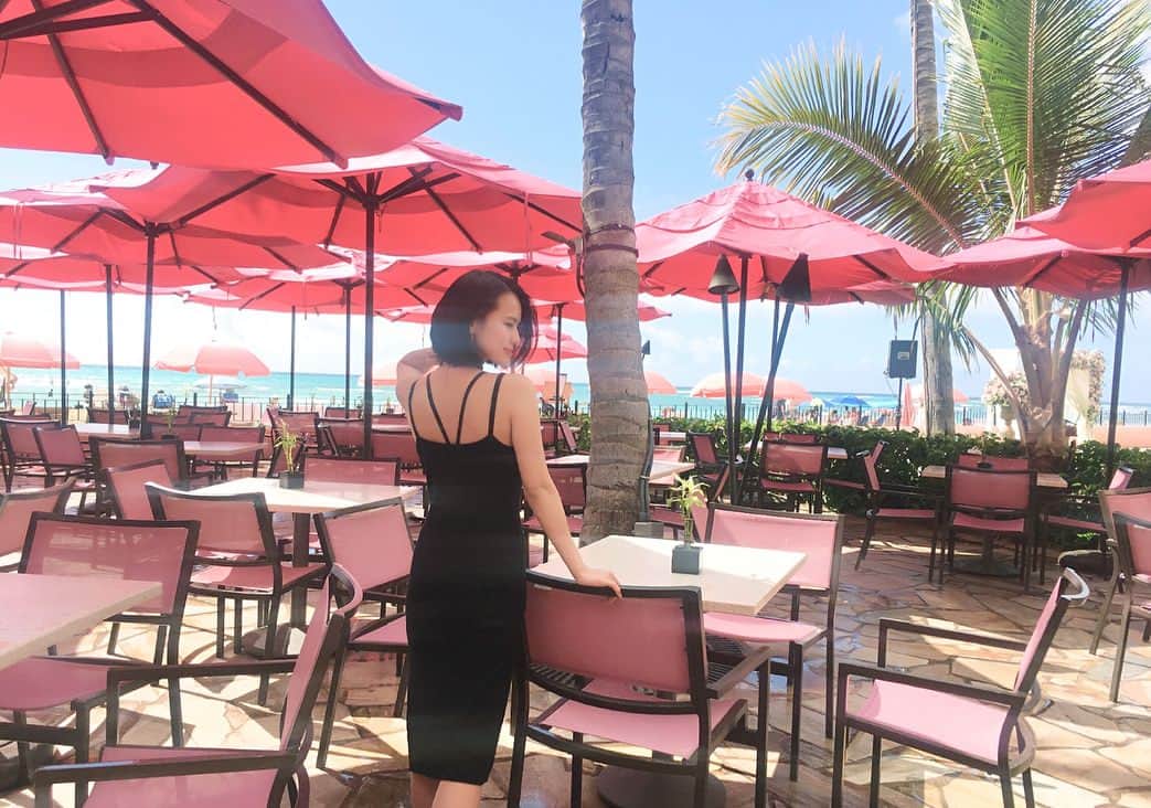のインスタグラム：「Pink Paradise🌺✨ ✳︎ #ハワイ #hawaii #resort #beach #royalhawaiian #hotel #pink #pinkparadise #旅MUSE ✳︎ ✳︎ ✳︎ #ワンピース (337371200717) ☞ @grandeir #シンプルブラレット(wi-9999) ☞ @hanilook.official #grandeir #hanilook #PR」