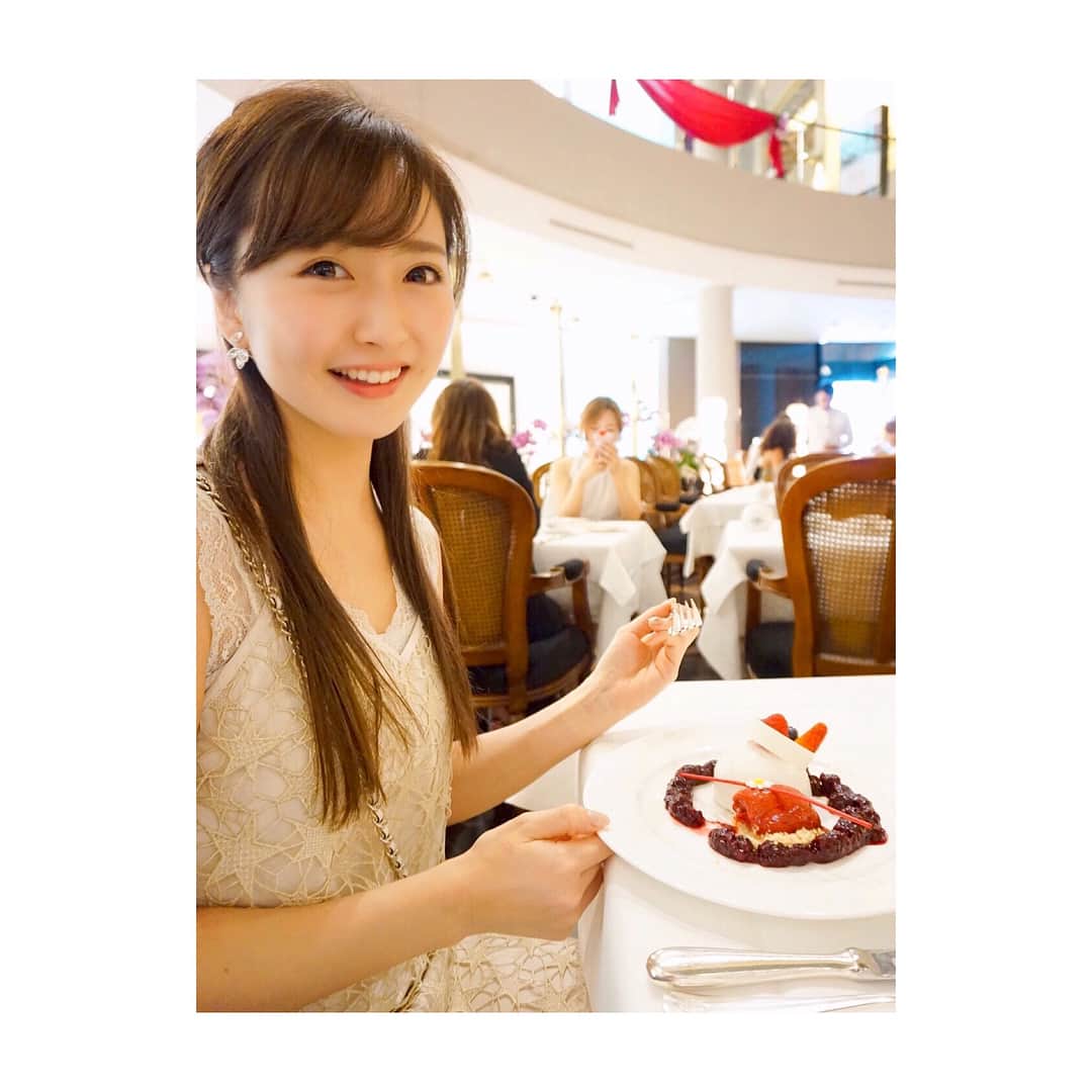 西村笑花さんのインスタグラム写真 - (西村笑花Instagram)「☕️ ・ ・ ❤︎ #Tea ❤︎ #Cheesecake ❤︎ #yum #twg #twgtea #cafetime #marinabaysands #Singapore #タビジョ #emika_trip」2月2日 16時59分 - emika_nishimura
