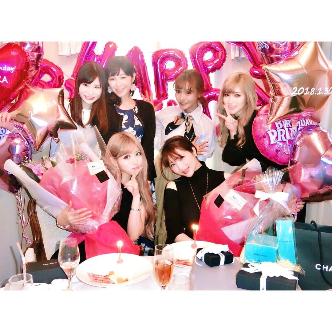 明日花キララのインスタグラム：「ステキなお部屋でBirthdayランチ🍽🌹💍👰🏻🎂👸🏼🏰✨」