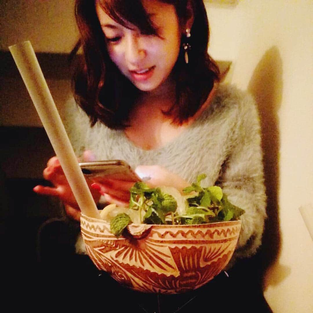 内山理名さんのインスタグラム写真 - (内山理名Instagram)「🌴💕✨ ・ テキーラカクテル飲み ほろ酔いを友人に撮られていた。気付かず…。わたくしはiPhoneで何をみていたのだろう。寒くて痺れた夜…。さぁ 今夜もとても冷え込みそうだ。 ・ #tequila #coctail  #friend #ほろ酔い #プレミアムテキーラ」2月2日 17時21分 - rinauchiyama_official