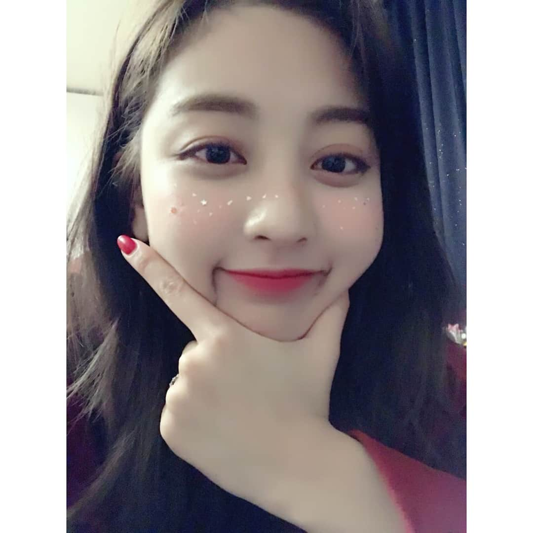 TWICEさんのインスタグラム写真 - (TWICEInstagram)「이제 어제가 되어버린 저의 생일을 축하해주신 많은 원스들, 멤버들,친구들,언니, 오빠들 모두모두 감사합니다!👍👍 하루동안 너무 많은 분들께 축하를 받아서 그 마음 하나 하나 덕분에 정말 의미있는 하루가 된 것 같아요.감사합니다!  사실 저는 생일이라는 날에 태어나기만 했을 뿐이지 가장 고생하신 부모님이 축하 받아야하는게 맞는 날인거같아요. 부모님 너무 감사합니다☺️☺️☺️ 그리고 또 어제 일본 첫 투어를 마쳤는데요, 첫 투어라 많이 엉성하고 어색했던 저희를 너무나 큰소리로 응원 해주시는 모습을 잊을 수 없을거에요! 너무 고마워요 💜ありがとうございます! また会いましょう٩(๑❛ᴗ❛๑)۶」2月2日 14時53分 - twicetagram