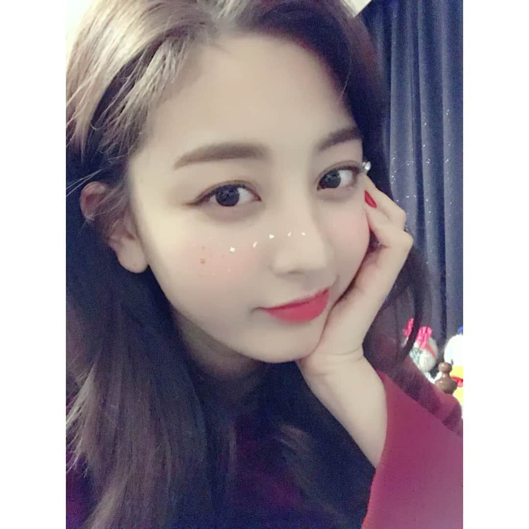 TWICEさんのインスタグラム写真 - (TWICEInstagram)「이제 어제가 되어버린 저의 생일을 축하해주신 많은 원스들, 멤버들,친구들,언니, 오빠들 모두모두 감사합니다!👍👍 하루동안 너무 많은 분들께 축하를 받아서 그 마음 하나 하나 덕분에 정말 의미있는 하루가 된 것 같아요.감사합니다!  사실 저는 생일이라는 날에 태어나기만 했을 뿐이지 가장 고생하신 부모님이 축하 받아야하는게 맞는 날인거같아요. 부모님 너무 감사합니다☺️☺️☺️ 그리고 또 어제 일본 첫 투어를 마쳤는데요, 첫 투어라 많이 엉성하고 어색했던 저희를 너무나 큰소리로 응원 해주시는 모습을 잊을 수 없을거에요! 너무 고마워요 💜ありがとうございます! また会いましょう٩(๑❛ᴗ❛๑)۶」2月2日 14時53分 - twicetagram