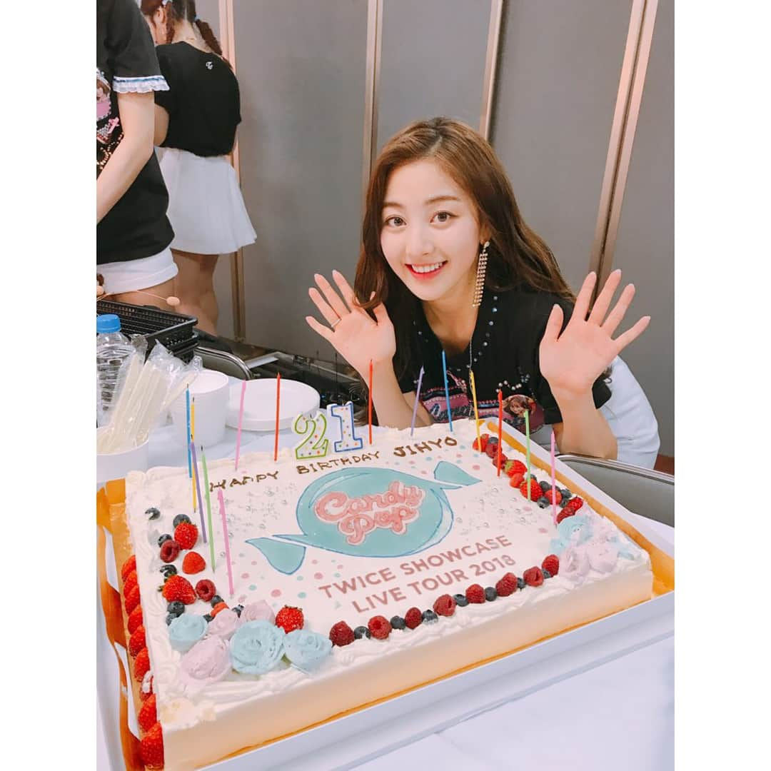 TWICEさんのインスタグラム写真 - (TWICEInstagram)「이제 어제가 되어버린 저의 생일을 축하해주신 많은 원스들, 멤버들,친구들,언니, 오빠들 모두모두 감사합니다!👍👍 하루동안 너무 많은 분들께 축하를 받아서 그 마음 하나 하나 덕분에 정말 의미있는 하루가 된 것 같아요.감사합니다!  사실 저는 생일이라는 날에 태어나기만 했을 뿐이지 가장 고생하신 부모님이 축하 받아야하는게 맞는 날인거같아요. 부모님 너무 감사합니다☺️☺️☺️ 그리고 또 어제 일본 첫 투어를 마쳤는데요, 첫 투어라 많이 엉성하고 어색했던 저희를 너무나 큰소리로 응원 해주시는 모습을 잊을 수 없을거에요! 너무 고마워요 💜ありがとうございます! また会いましょう٩(๑❛ᴗ❛๑)۶」2月2日 14時53分 - twicetagram