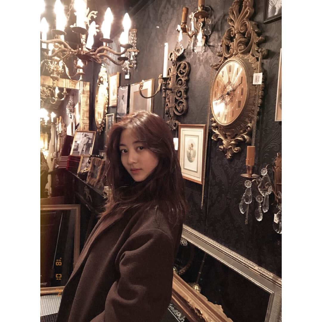 TWICEさんのインスタグラム写真 - (TWICEInstagram)「이제 어제가 되어버린 저의 생일을 축하해주신 많은 원스들, 멤버들,친구들,언니, 오빠들 모두모두 감사합니다!👍👍 하루동안 너무 많은 분들께 축하를 받아서 그 마음 하나 하나 덕분에 정말 의미있는 하루가 된 것 같아요.감사합니다!  사실 저는 생일이라는 날에 태어나기만 했을 뿐이지 가장 고생하신 부모님이 축하 받아야하는게 맞는 날인거같아요. 부모님 너무 감사합니다☺️☺️☺️ 그리고 또 어제 일본 첫 투어를 마쳤는데요, 첫 투어라 많이 엉성하고 어색했던 저희를 너무나 큰소리로 응원 해주시는 모습을 잊을 수 없을거에요! 너무 고마워요 💜ありがとうございます! また会いましょう٩(๑❛ᴗ❛๑)۶」2月2日 14時53分 - twicetagram