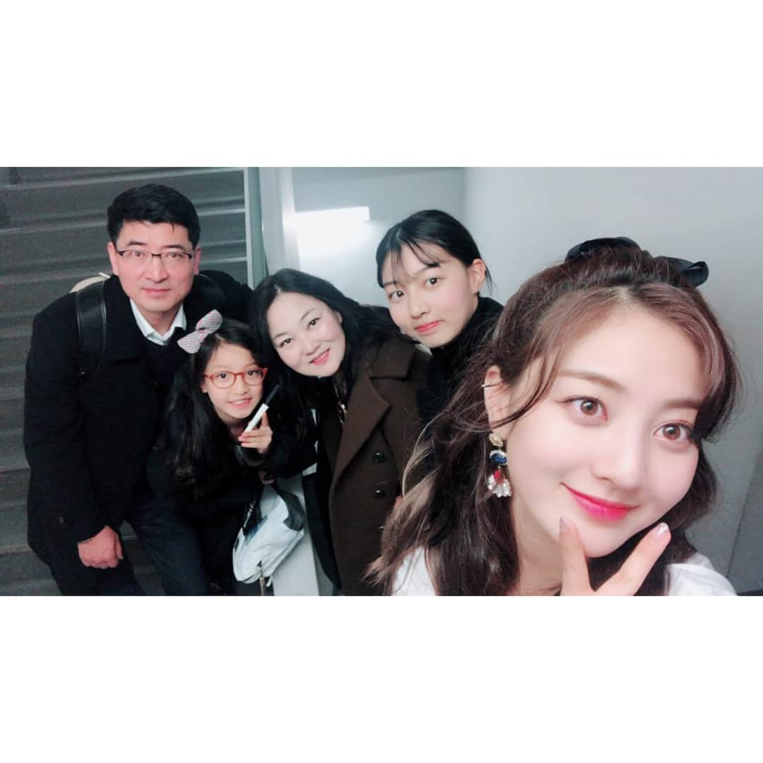 TWICEさんのインスタグラム写真 - (TWICEInstagram)「이제 어제가 되어버린 저의 생일을 축하해주신 많은 원스들, 멤버들,친구들,언니, 오빠들 모두모두 감사합니다!👍👍 하루동안 너무 많은 분들께 축하를 받아서 그 마음 하나 하나 덕분에 정말 의미있는 하루가 된 것 같아요.감사합니다!  사실 저는 생일이라는 날에 태어나기만 했을 뿐이지 가장 고생하신 부모님이 축하 받아야하는게 맞는 날인거같아요. 부모님 너무 감사합니다☺️☺️☺️ 그리고 또 어제 일본 첫 투어를 마쳤는데요, 첫 투어라 많이 엉성하고 어색했던 저희를 너무나 큰소리로 응원 해주시는 모습을 잊을 수 없을거에요! 너무 고마워요 💜ありがとうございます! また会いましょう٩(๑❛ᴗ❛๑)۶」2月2日 14時53分 - twicetagram