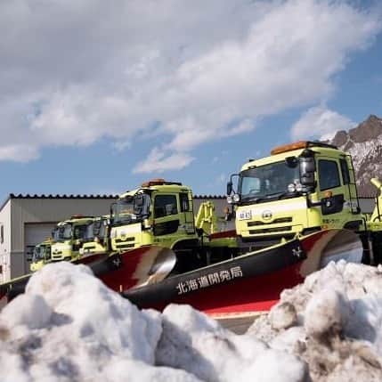 ＵＤトラックスさんのインスタグラム写真 - (ＵＤトラックスInstagram)「金曜日は #flashbackfriday　ご存知でしたか？ＵＤトラックスは、日本国内で唯一大型除雪トラックを製造しているトラックメーカーです。 #UD #UDtrucks #UDトラックス #クオン #Quon #除雪車 #除雪トラック #はたらくくるま #🚛」2月2日 15時31分 - udtrucksjp