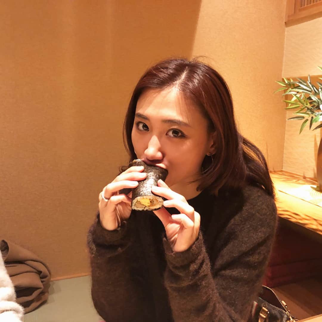 白雪のインスタグラム：「フライング恵方巻き。ただ普通に食べただけ🤪  #恵方巻き」