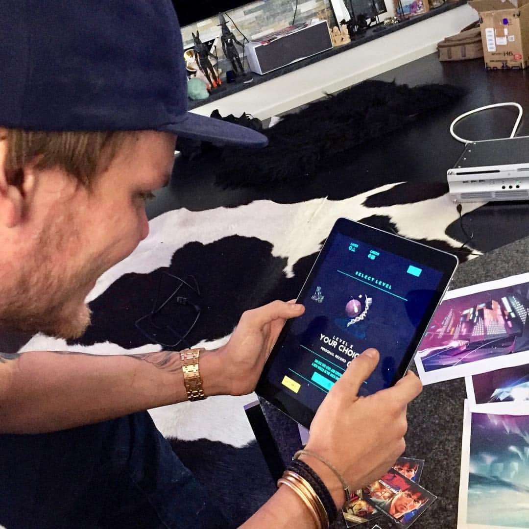 Aviciiのインスタグラム：「Hey guys, my GRAVITY app just relaunched on iPhone/Android and it stems from my love of gaming and my wanting to continue to create better and better music driven gaming experiences for my fans. GRAVITY HD lets you enter a sort of flow-like state while riding through perpetual, visually stunning environments inspired by my music, and allows you to have a supercool experience no matter your skill level 🤙🎮🏆 🎮Link in BIO🎮 #hellotheregames」