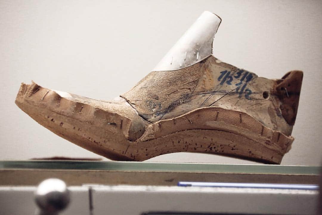 マサロのインスタグラム：「After taking the measurements, the last maker will use these information as the base for the shoe creation.  It takes four to six hours to sculpt in beech and hornbeam wood. . #massaro #last #bespoke #shoes #handmade #france #madetomeasure」