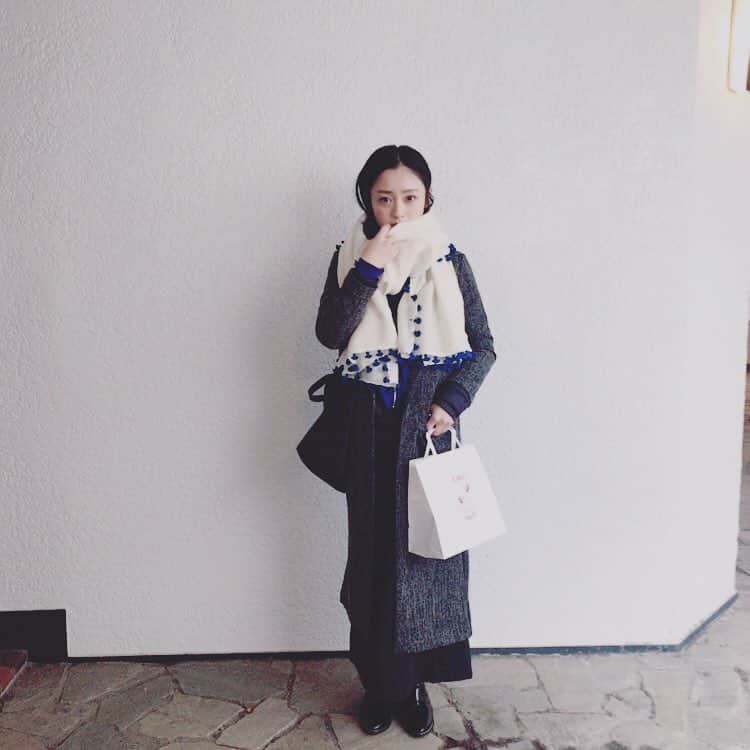 安達祐実さんのインスタグラム写真 - (安達祐実Instagram)「💙💙💙 #極暖 #セーター #ウルトラライトダウン #コート の順で着てる。」2月2日 18時49分 - _yumi_adachi