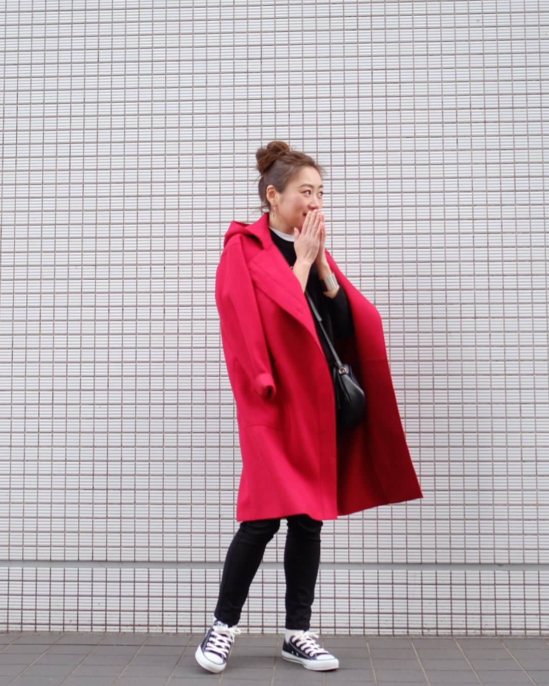 Keikooooooのインスタグラム：「先日のコーデ♠️♥️ まだまだ寒すぎますよね⍨⃝ . coat coat #feerichelu @feerichelu knit #ariesmirage @ariesmirage  pants #uniqlo @uniqlo  t shirt #hanes @hanes  bag #gucci @gucci sneaker #converse @converse_jp」