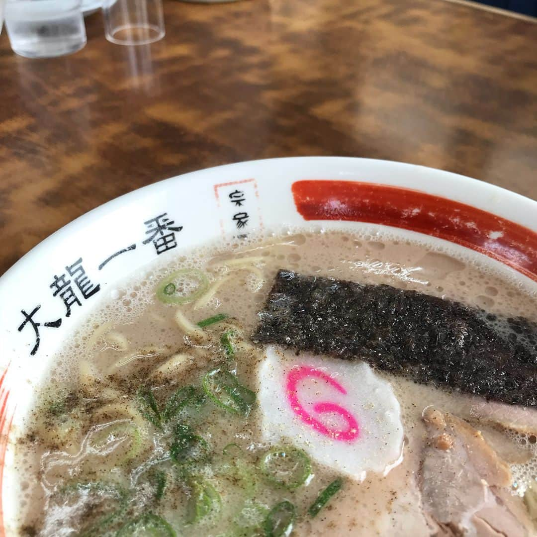 博多華丸のインスタグラム：「久留米ラーメンは 博多ラーメンより 少しだけ麺が太い 替え玉より 最初から大盛りがおススメかな？私流ですが。。」