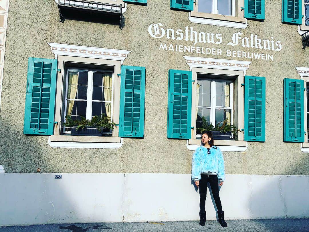 中村江莉香さんのインスタグラム写真 - (中村江莉香Instagram)「今日は#マイエンフェルト 🐐🐇🐕へ(^O^)／♡♡ スイスはパンが美味しすぎてる🥪🥖あとワインも飲みやすいのが多くてお気に入りも増えたぁ♡♡♡ ワイナリー♪葡萄畑に興奮😍笑 #えりか旅行 #スイス旅行 #マイエンフェルト #チューリーッヒホテル #ヨーロッパ大好き女子 #女子旅」2月2日 19時58分 - erica_nakamura