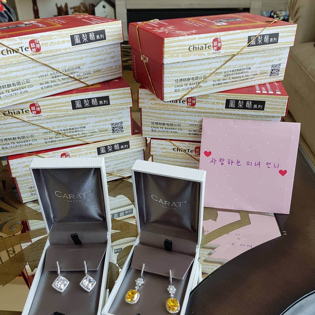 キョン・ミリのインスタグラム：「늘~~이렇게 사랑받는다 고맙습니다 사랑합니다~~~^^♡ 레베카♡♡」