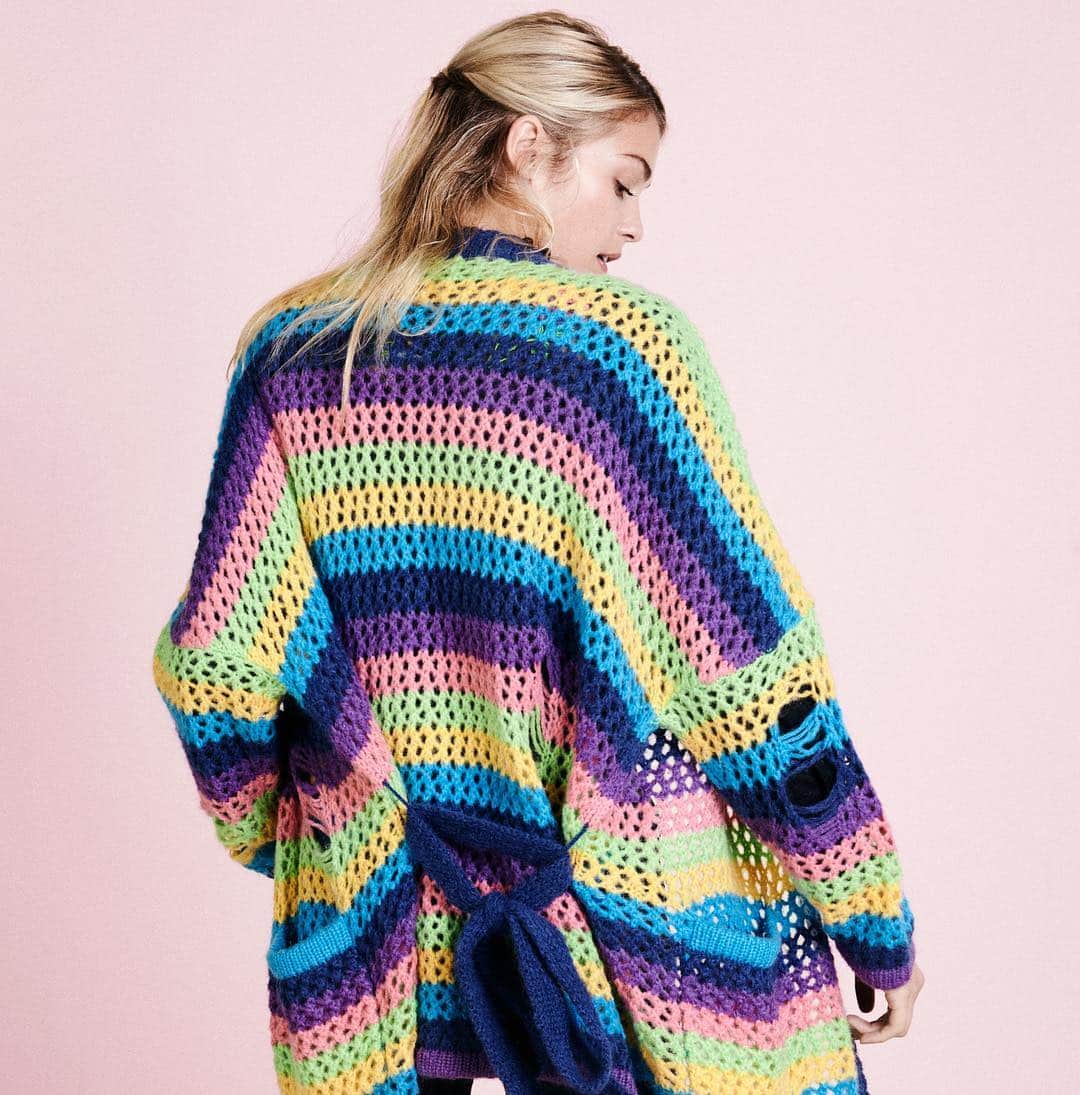 マヌーシュさんのインスタグラム写真 - (マヌーシュInstagram)「Par ce temps ☁, ajoutez de la couleur à votre garde robe 🌈 ! -10% supplémentaires sur les soldes avec le code EXTRA10 !  En boutique & Online 💕 Link in bio ✨  #manoush #paris #fashion #rainbow #ootd #destroy #details #knit #knitwear」2月2日 20時14分 - manoush_officiel