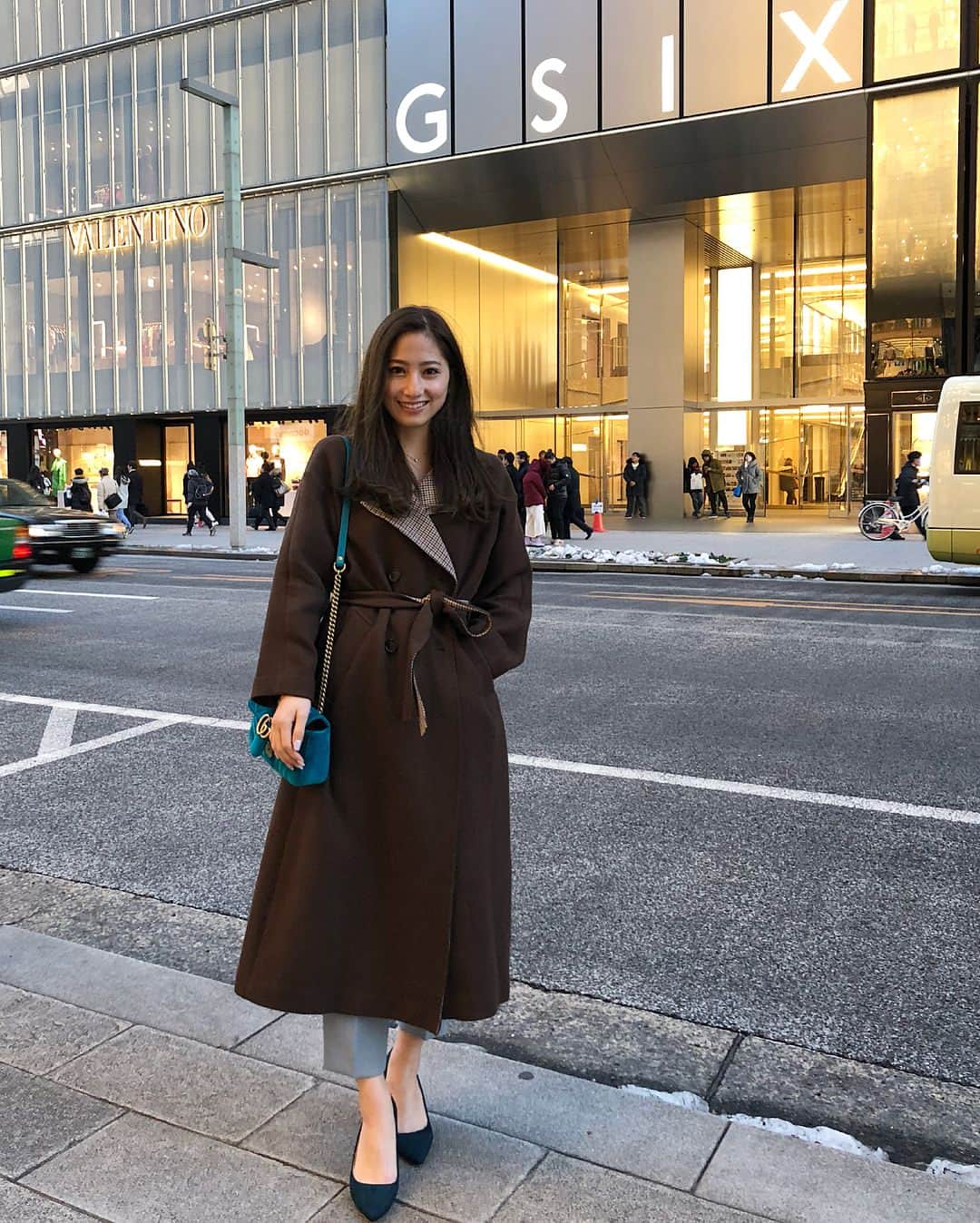 のインスタグラム：「・ 美容院帰りに📸💕 髪の毛ツゥルツゥルだと 気分上がるよね〜💕 今後の髪型計画もした😏 ・ 美容院はG SIXの 正面口の向かいにある MINX 銀座中央通り店だよ💇💖 ・ 小暮さんが担当してくれてるよ💁🏻‍♂️ いつもカラー、トリートメント、カット頼んでます✂️ まみりんのヘッドマッサージは日本一😭💕 ・ この日はちょっと大人っぽく 銀座コーデ👗💖 ・ #美容院#minx#銀座中央通り ・ #私服コーデ#大人コーデ #銀座コーデ#ootd 🧥▷#urbanresearch#アーバンリサーチ 👠▷#lagnamoon#ラグナムーン 👜▷#gucci#グッチ」