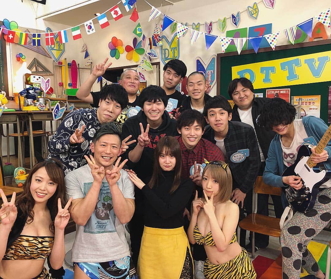 のインスタグラム：「【Abema TV】 DT tv23:00〜 だよ🦑🖤 . . #abematv  #dttv」
