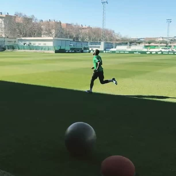 ジョエル・キャンベルのインスタグラム：「Ya pronto 🙌🏿🙏🏿⚽️🥅💚 #ElFutbolMeMueve #Mytimewillcome」