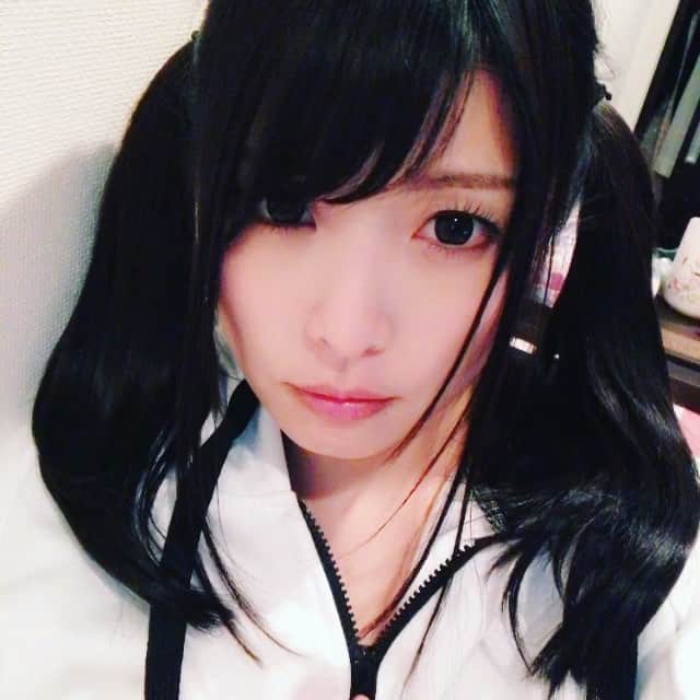新村あかりのインスタグラム：「#ツインテールの日  #谷間  #新村あかり」