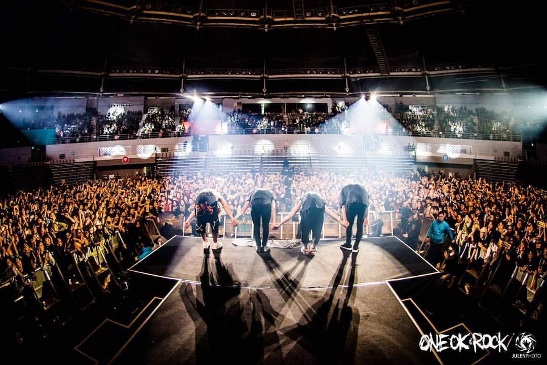 ONE OK ROCKさんのインスタグラム写真 - (ONE OK ROCKInstagram)「KOREA! #oneokrock #ambitions #asiatour  photo by @julenphoto」2月3日 0時38分 - oneokrockofficial
