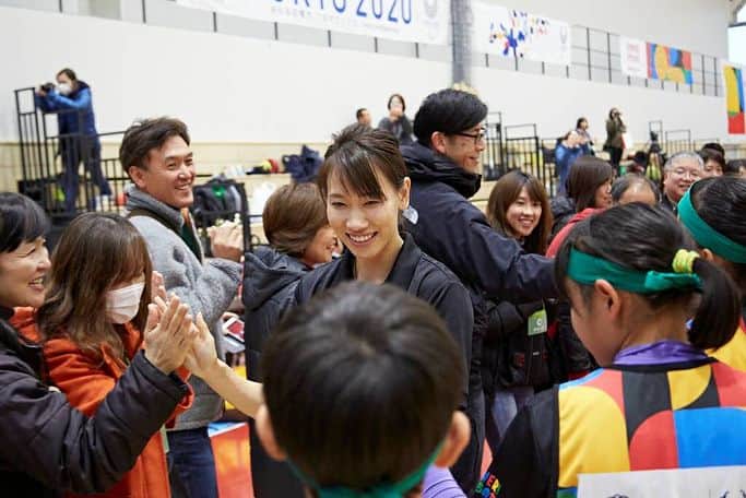 福島千里さんのインスタグラム写真 - (福島千里Instagram)「POWER！ひとくちの力 meiji Tokyo 2020 Fes in FUKUOKAに参加させていただきました！  鬼ごっこで身体も心も温めて、いろいろしてから最後はリレーもしましたね！みなさんの笑顔と汗が眩しすぎました☺️ ラグビー選手の五郎丸さんと桑水流さんとご一緒できた事もとても嬉しかったです！トークショーとても楽しい時間でした。  そして、このようなイベントはわたし自身にとってもとても勉強となる経験になりました。 #meiji」2月3日 10時21分 - chisatofukushima0627