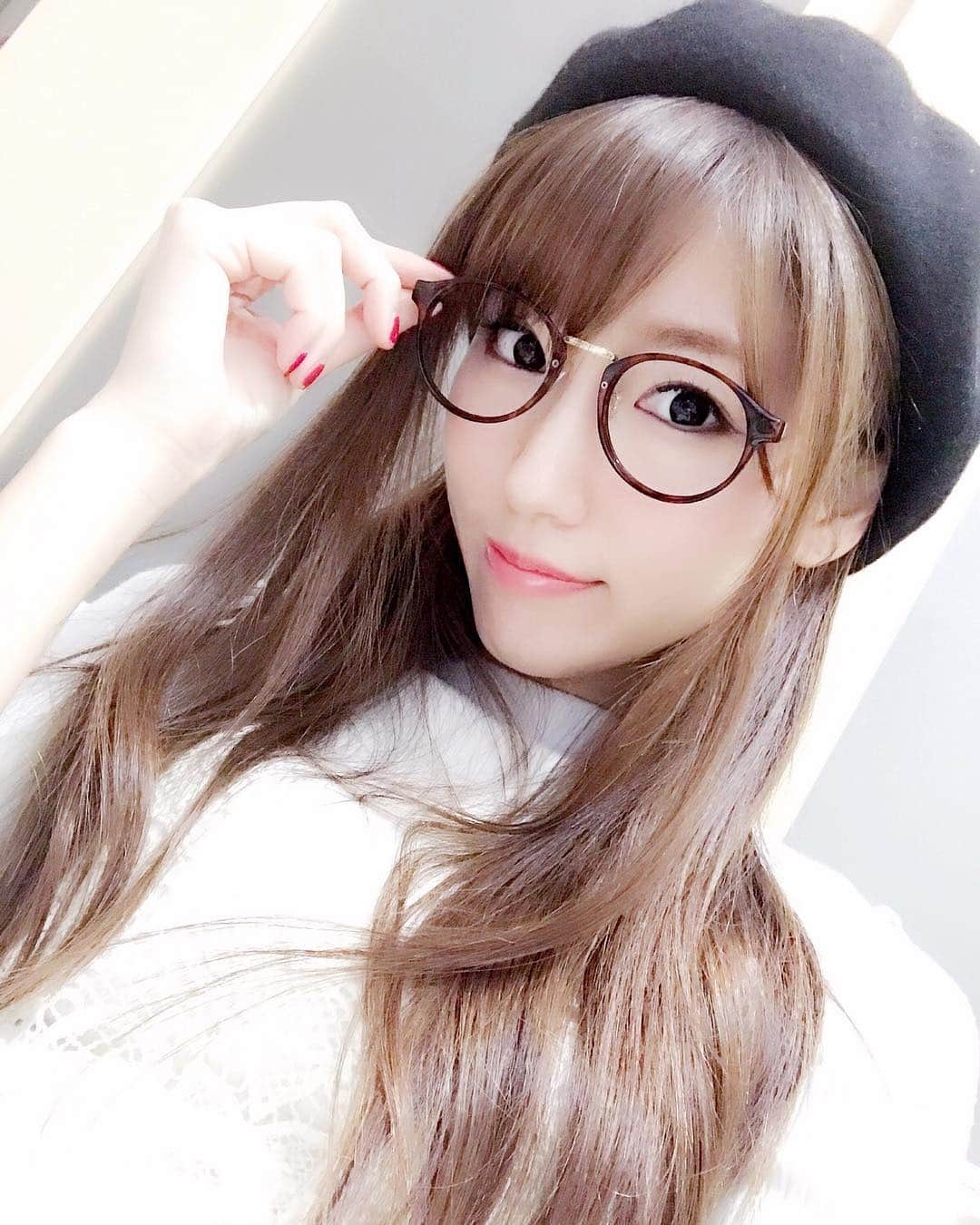 美波千夏さんのインスタグラム写真 - (美波千夏Instagram)「おはようさん☺️❤️今日はお休み♪外出ると無駄なもの買うから家でNetflix見よーっと（笑） 打ちっ放しも行こーっと⛳️ . . . #selfie #だてめ #めがね女子 #ビジョビ #japanesegirl #asiangirl」2月3日 10時39分 - chinatsu_minami