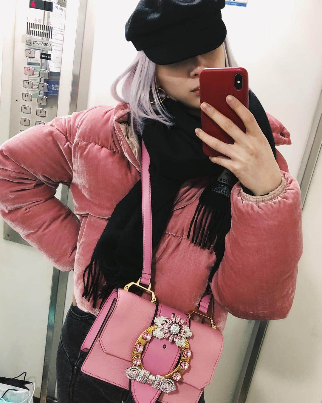 アイリーン・キムさんのインスタグラム写真 - (アイリーン・キムInstagram)「When it's below freezing and you're still trying to look cute.  Can you guess how many layers I'm wearing? 🎀  #ireneinelevators」2月3日 11時41分 - ireneisgood