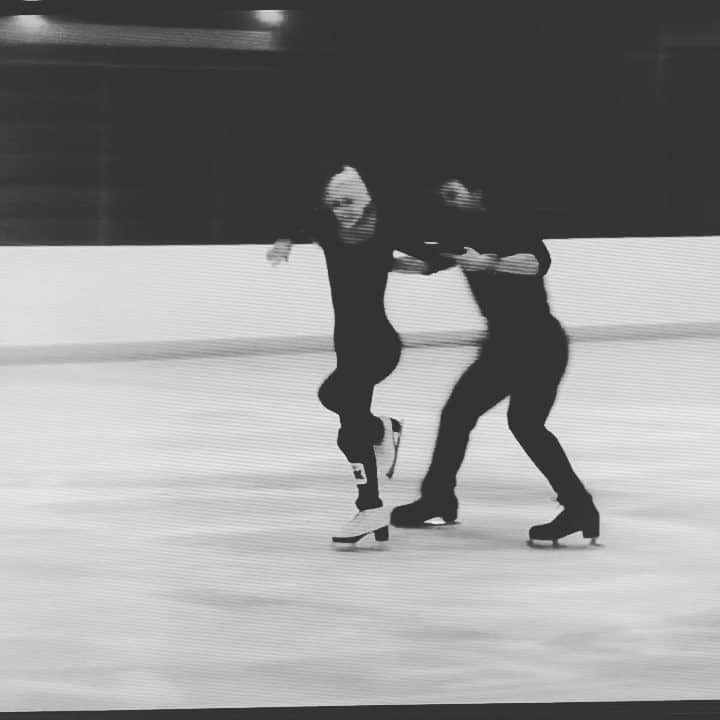 ペニー・クームズのインスタグラム：「Spinning into the weekend... . . . . #tgif #friday #spinning #blackandwhite #olympics #olympians #figureskating #pathtopyeongchang #pyeongchang2018 #roadtopyeongchang #training #practice @n_buckland」