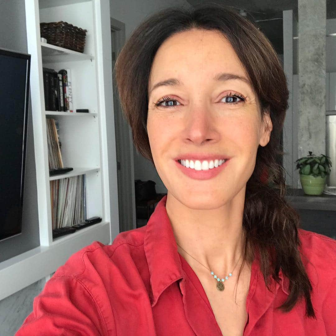 ジェニファー・ビールスさんのインスタグラム写真 - (ジェニファー・ビールスInstagram)「Donning some red to highlight the #goredforwomen healthy heart initiative. African American women are disproportionately affected by heart disease and its risk factors. The American Heart Association ( @american_heart ) says understanding your family history, knowing your health numbers and making simple lifestyle changes are key to improving your health and reducing your risk. goredforwomen.org #goredforwomen #GoRedLA」2月3日 6時23分 - thejenniferbeals