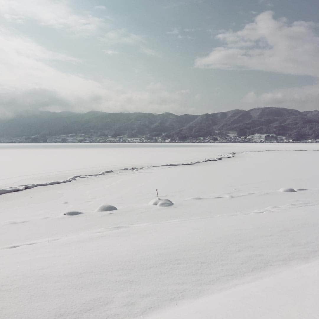 nazonokuniのインスタグラム：「やっと、お会いすることができました。 #諏訪湖 #御神渡り #5年ぶりの恋路 #諏訪の国 #謎の国諏訪の国 #藤森慎吾 #Japan #nagano #suwa #mysterios land #wonderfuldestinations #japantrip #japantravel #traveljapan #japanholiday #instajapan #instagramjapan #cooljapan #visitjapan #lovers_nippon #ig_japan #jp_gallery #icu_japan」