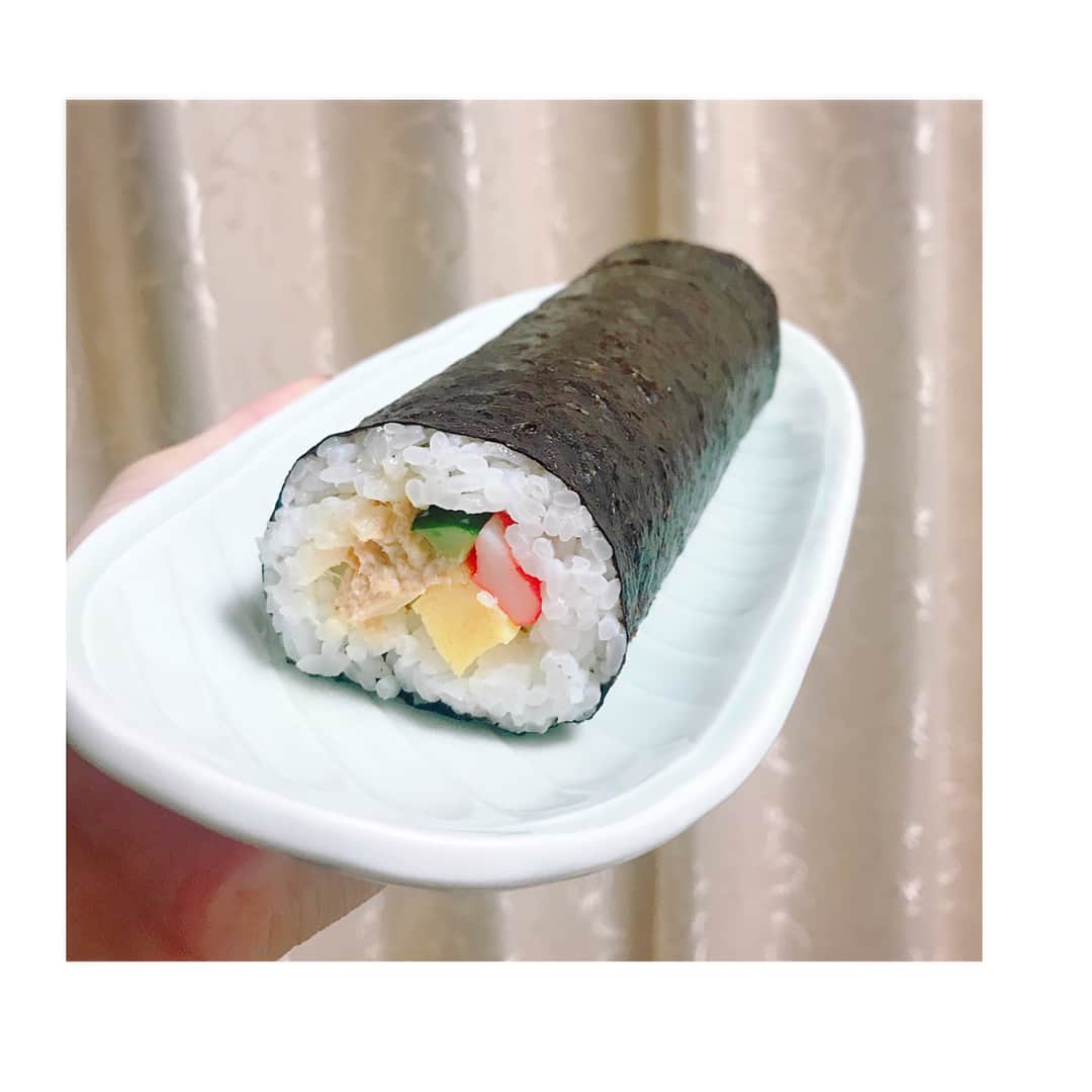 小澤陽子さんのインスタグラム写真 - (小澤陽子Instagram)「今年は南南東👹🍣 全部は食べられませんでしたが、、💦 サラダバージョンがあったので、美味しくいただきました😋🙏🏻💓 #2018年節分👹 #喋らずに #南南東へ #忠実に守りました✊🏻」2月3日 21時11分 - yoko.ozawa729
