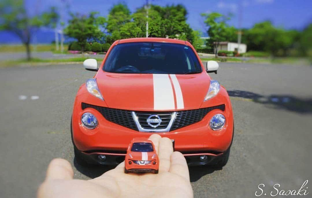 日産自動車さんのインスタグラム写真 - (日産自動車Instagram)「手に乗せたって、ハンドル握ったって、かわいい愛車。 Photo by @sho_juke19 #ミニカー #minicar #赤い車 #red #redpassion #親子 #オシャレコーデ #ミニチュアの世界 #ミニチュア部 #おもちゃ #ミニチュア #miniature #toyphotography #toyphotogram #アスファルト #背景ぼかし #子供 #children #子育て #🚗 #日産ジューク #ジューク #JUKE #日産 #ニッサン #nissan #nissanjapan #5523」2月3日 19時49分 - nissanjapan