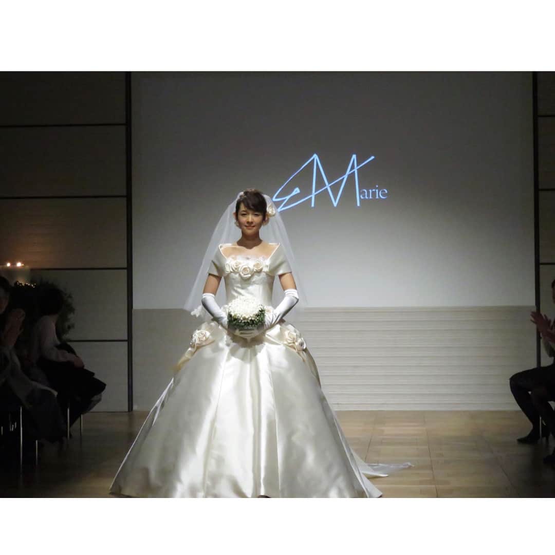 藤澤恵麻さんのインスタグラム写真 - (藤澤恵麻Instagram)「エマリーエのウェディングショーにゲスト出演しました。 衣装は、私自身の結婚式で着たウェディングドレスと新作の二着。 憧れのエマリーエのドレスにまた袖を通すことができて、本当に嬉しく、とても光栄でした。 ランウェイを歩く時は緊張しましたが、かけがえのない時間を過ごすことができ感謝しています。  #恵麻 #ema #EMarie #エマリーエ #エマ理永 #ウエディング #ウエディングドレス #ウェディングドレス #ドレス #ショー #花嫁さん #ファッションショー #グランドハイアット東京 #新作ドレス」2月3日 20時12分 - ema_fujisawa_official