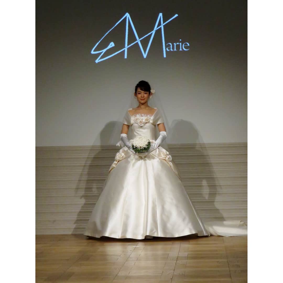 藤澤恵麻さんのインスタグラム写真 - (藤澤恵麻Instagram)「エマリーエのウェディングショーにゲスト出演しました。 衣装は、私自身の結婚式で着たウェディングドレスと新作の二着。 憧れのエマリーエのドレスにまた袖を通すことができて、本当に嬉しく、とても光栄でした。 ランウェイを歩く時は緊張しましたが、かけがえのない時間を過ごすことができ感謝しています。  #恵麻 #ema #EMarie #エマリーエ #エマ理永 #ウエディング #ウエディングドレス #ウェディングドレス #ドレス #ショー #花嫁さん #ファッションショー #グランドハイアット東京 #新作ドレス」2月3日 20時12分 - ema_fujisawa_official