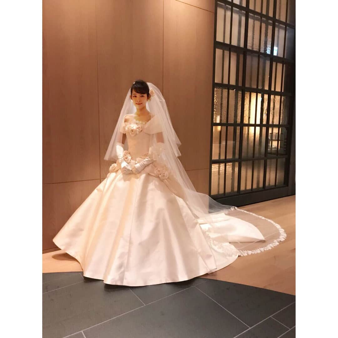 藤澤恵麻さんのインスタグラム写真 - (藤澤恵麻Instagram)「エマリーエのウェディングショーにゲスト出演しました。 衣装は、私自身の結婚式で着たウェディングドレスと新作の二着。 憧れのエマリーエのドレスにまた袖を通すことができて、本当に嬉しく、とても光栄でした。 ランウェイを歩く時は緊張しましたが、かけがえのない時間を過ごすことができ感謝しています。  #恵麻 #ema #EMarie #エマリーエ #エマ理永 #ウエディング #ウエディングドレス #ウェディングドレス #ドレス #ショー #花嫁さん #ファッションショー #グランドハイアット東京 #新作ドレス」2月3日 20時12分 - ema_fujisawa_official