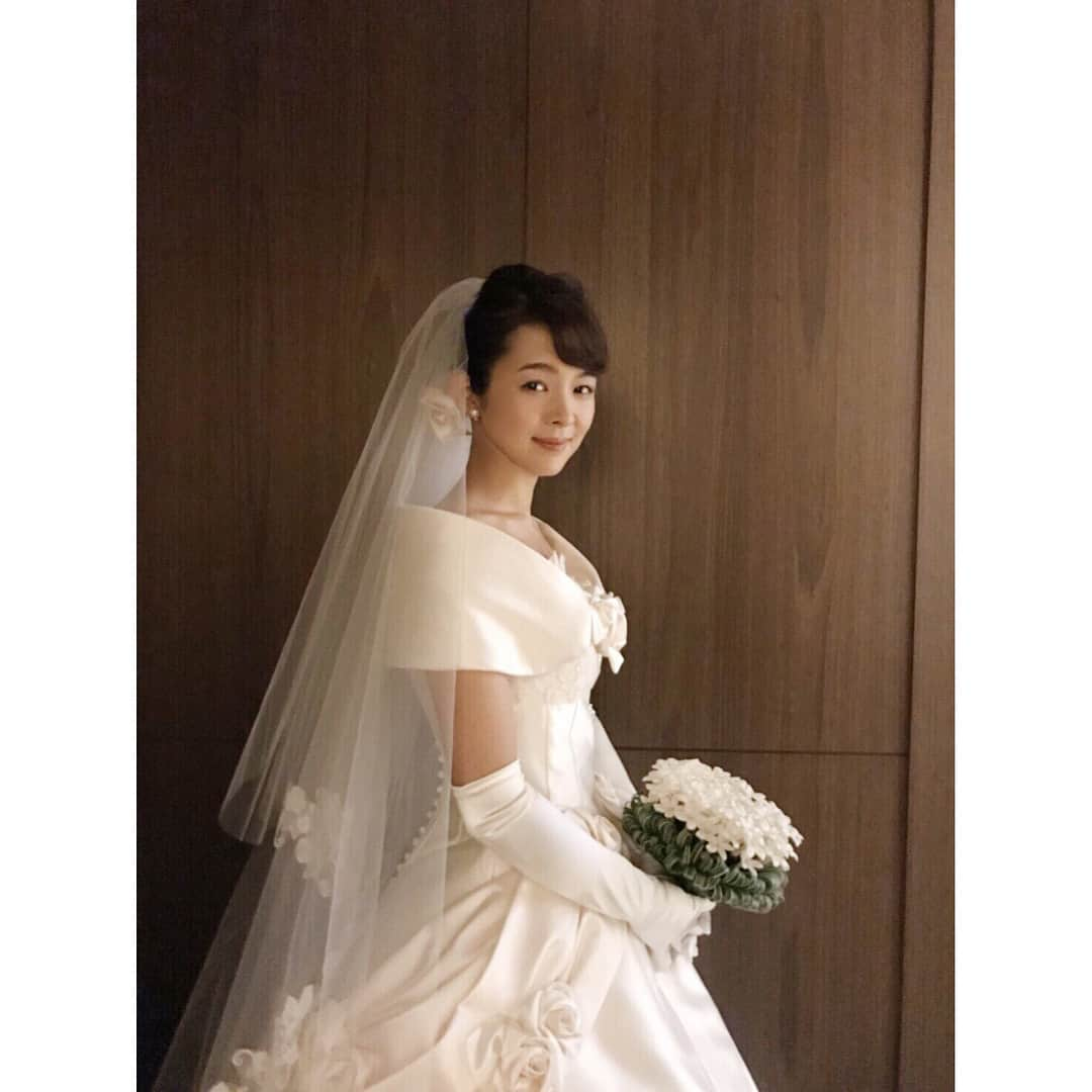 藤澤恵麻さんのインスタグラム写真 - (藤澤恵麻Instagram)「エマリーエのウェディングショーにゲスト出演しました。 衣装は、私自身の結婚式で着たウェディングドレスと新作の二着。 憧れのエマリーエのドレスにまた袖を通すことができて、本当に嬉しく、とても光栄でした。 ランウェイを歩く時は緊張しましたが、かけがえのない時間を過ごすことができ感謝しています。  #恵麻 #ema #EMarie #エマリーエ #エマ理永 #ウエディング #ウエディングドレス #ウェディングドレス #ドレス #ショー #花嫁さん #ファッションショー #グランドハイアット東京 #新作ドレス」2月3日 20時12分 - ema_fujisawa_official