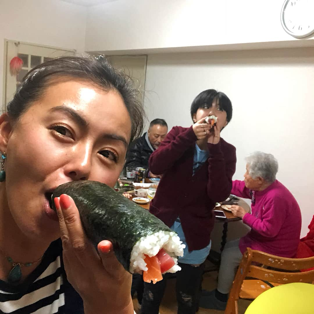 田中律子さんのインスタグラム写真 - (田中律子Instagram)「節分の豆まきに、恵方巻き㊗️ 田中家みんなで、南南東向いて恵方巻き食べて、5日に89歳になるおばぁちゃんのお誕生日お祝いしました🙌田中家四世代、みんなで立春に向けていい時間㊗️娘は、来週からパリに留学です、また寂しくなるけど、新たな旅立ちの季節です👍  #節分  #恵方巻き  #豆まき  #立春 #春よこい  #旅立ちの季節」2月3日 20時33分 - ri2kotanaka