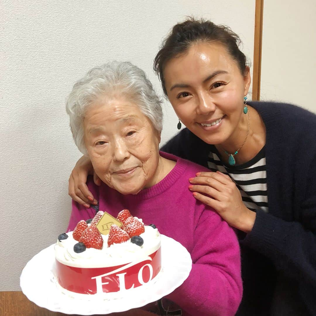 田中律子さんのインスタグラム写真 - (田中律子Instagram)「節分の豆まきに、恵方巻き㊗️ 田中家みんなで、南南東向いて恵方巻き食べて、5日に89歳になるおばぁちゃんのお誕生日お祝いしました🙌田中家四世代、みんなで立春に向けていい時間㊗️娘は、来週からパリに留学です、また寂しくなるけど、新たな旅立ちの季節です👍  #節分  #恵方巻き  #豆まき  #立春 #春よこい  #旅立ちの季節」2月3日 20時33分 - ri2kotanaka