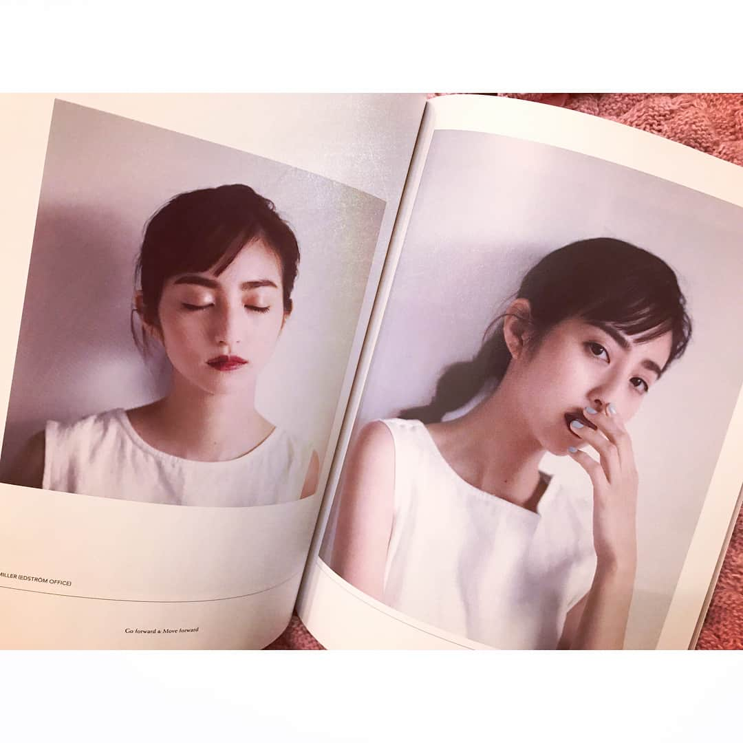 堀田茜さんのインスタグラム写真 - (堀田茜Instagram)「#cyan いい雰囲気の中、最高のスタッフさんととても刺激的な撮影ができました🌈 新しい自分が見れてすごく嬉しい🎉 実際の顔より大きいページもあります。笑 ぜひ見てください💋」2月3日 12時21分 - akanehotta